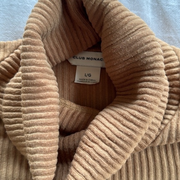 Club Monaco crop turtleneck - Picture 4 of 5